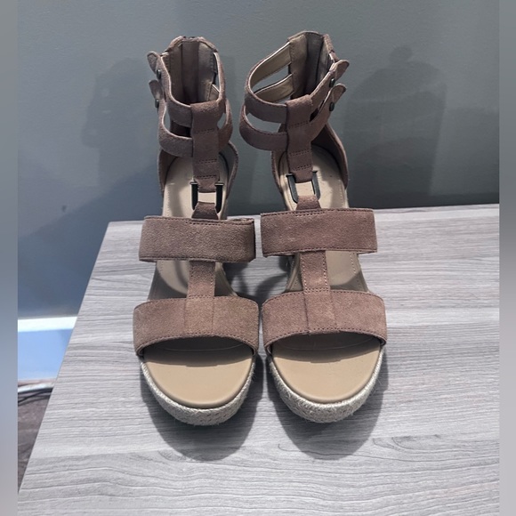 UGG tan wedges - Picture 2 of 4